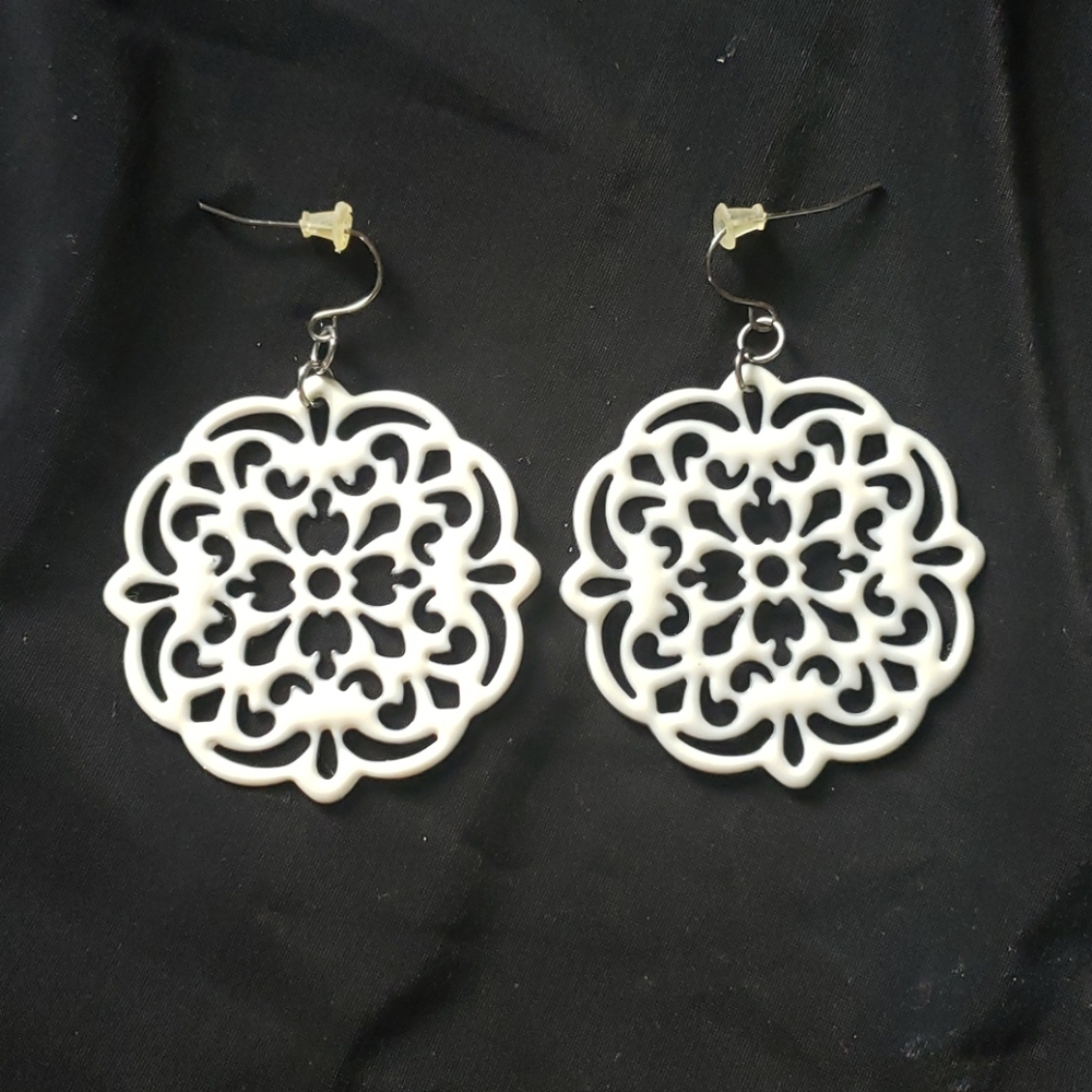 Premier Designs Doily Earrings